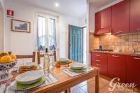 A kitchen or kitchenette at Green Apartments Rome