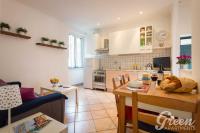 A kitchen or kitchenette at Green Apartments Rome