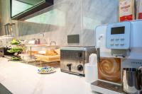 encimera de cocina con cafetera y batidora en VX Hotel Shanghai Yixian Road Dabaishu, en Shanghái