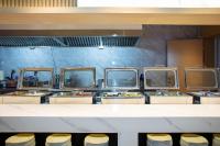 una línea de buffet de comida en un restaurante en VX Hotel Shanghai Yixian Road Dabaishu, en Shanghái
