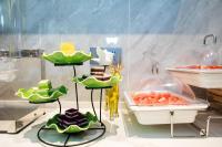 Un expositor en una tienda con postres en bolsas de plástico. en VX Hotel Shanghai Yixian Road Dabaishu, en Shanghái