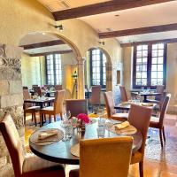 un restaurant avec des tables et des chaises dans une salle dans l'établissement LE SOLEIL D'OR, à Joinville