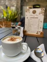 Příslušenství pro přípravu čaje a kávy v ubytování Sutton Place Hotel