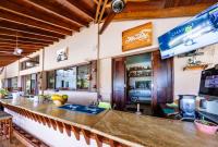 un bar in un ristorante con bancone di Casa Santalegria a San Juan del Sur