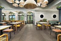 Un restaurante con mesas, sillas y ventanas. en Grand Hyatt Indian Wells Resort & Villas, en Indian Wells