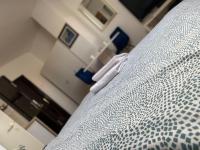Posteľ alebo postele v izbe v ubytovaní Mia Airport studio apartment - 0-24h Self check in&out - Parking on site