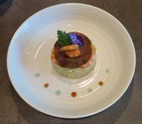 Un plato blanco con un postre con camarones encima. en L'Escarbotine, en Friville-Escarbotin