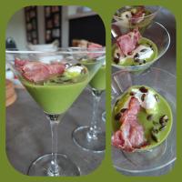 Dos imágenes de dos copas de vino con comida en ellas. en L'Escarbotine, en Friville-Escarbotin