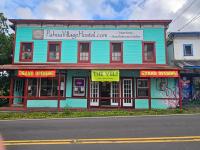 ein farbenfrohes Gebäude an der Straßenseite in der Unterkunft Pahoa Village Hostel in Pahoa