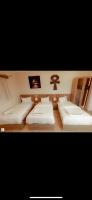 Postel nebo postele na pokoji v ubytování Deluxe pyramids view inn