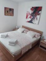 Posteľ alebo postele v izbe v ubytovaní Apartments with parking spaces Razanj, Rogoznica - 17328