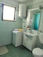 Kúpeľňa v ubytovaní Apartments with parking spaces Razanj, Rogoznica - 17328