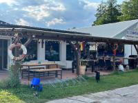 ein Pavillon mit einem Picknicktisch und einem Vogel, der im Gras steht in der Unterkunft Wohnwagen an der Dahme in Kablow