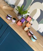 Saint-Vincent-SterlangesにあるHôtel Le Smileの蜂蜜の瓶とおもちゃの電車が置かれた木製のカウンター