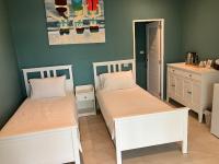 Ein Bett oder Betten in einem Zimmer der Unterkunft Le Petit Saint Tropez