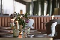 een tafel met borden en een vaas met bloemen erop bij Columbus Urban Resort in Florence