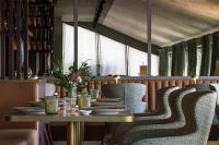 een lange tafel met stoelen en borden erop bij Columbus Urban Resort in Florence