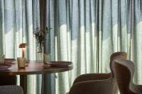 een tafel met een vaas met bloemen erop bij Columbus Urban Resort in Florence