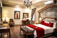 Un dormitorio con una cama grande con almohadas rojas. en Three Rivers Lodge and Villas, en Vereeniging