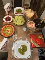 ein Tisch mit vielen Tellern voller Essen in der Unterkunft Aéroport CDG, Paris Disneyland, Eiffel Tower, JO 2024 in Montévrain