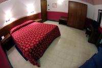Posteľ alebo postele v izbe v ubytovaní Hotel Iris Crillon