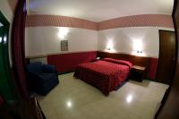 Posteľ alebo postele v izbe v ubytovaní Hotel Iris Crillon