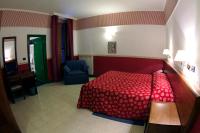 Posteľ alebo postele v izbe v ubytovaní Hotel Iris Crillon