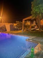 Bazén v ubytování Villa Deluxe, pool, spacious garden, mountain view nebo v jeho okolí