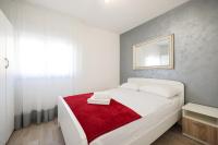 Posteľ alebo postele v izbe v ubytovaní Apartments by the sea Petrcane, Zadar - 3285