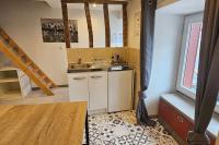 Kuchnia lub aneks kuchenny w obiekcie STUDIO DANS LA BRENNE !