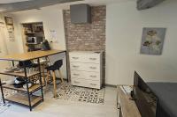 Kuchnia lub aneks kuchenny w obiekcie STUDIO DANS LA BRENNE !