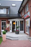 ein Backsteingebäude mit einem Eingang zu einem Geschäft in der Unterkunft Hotel Altes Landhaus in Ahrensburg