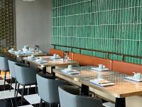 uma fileira de mesas e cadeiras em um restaurante em Guanran Hotel - Yongningmen Subway Station em Xian