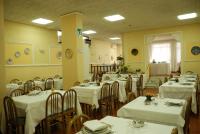 Reštaurácia alebo iné gastronomické zariadenie v ubytovaní Hotel Iris Crillon