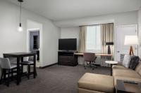 Residence Inn by Marriott Indianapolis Plainfieldにあるテレビまたはエンターテインメントセンター