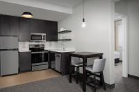 Residence Inn by Marriott Indianapolis Plainfieldにあるキッチンまたは簡易キッチン