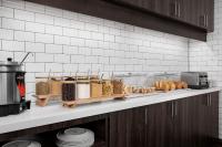 Residence Inn by Marriott Indianapolis Plainfieldにあるキッチンまたは簡易キッチン