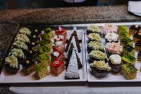 Una bandeja con diferentes tipos de pasteles y cupcakes. en Nahrawess Resort & Thalasso, en Hammamet