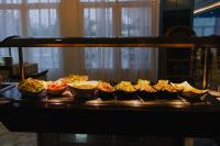 un grupo de tazones de comida sobre una mesa en Nahrawess Resort & Thalasso, en Hammamet