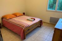 Łóżko lub łóżka w pokoju w obiekcie Holiday Home Maizeray Saint Martin Du Tartre