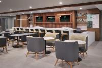 ein Restaurant mit Tischen und Stühlen und eine Bar in der Unterkunft Holiday Inn La Verkin - Zion Park by IHG in La Verkin