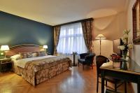 una habitación de hotel con una cama y un escritorio en Elysee Hotel, en Praga