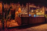 CalabazoにあるArrecifes Refugio Naturalのバーカウンター付きのレストランのバー