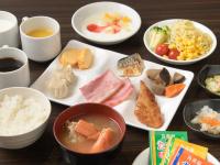 札幌市にあるアパホテル〈TKP札幌駅前〉の食べ物の皿やボウルが置かれたテーブル