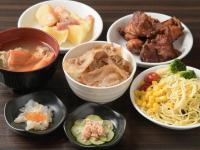 札幌市にあるアパホテル〈TKP札幌駅前〉のテーブルの上に置かれたたくさんの食べ物の入ったボウル