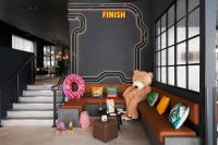 Moxy Milton Keynesにあるシーティングエリア