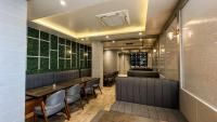 um restaurante com cadeiras e mesas num quarto em Orbit Regency em Gangtok