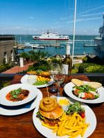 Jídlo v hotelu nebo okolí