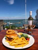 Jídlo v hotelu nebo okolí