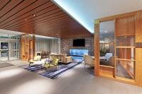 sala de estar con chimenea y comedor en Fairfield Inn &amp; Suites by Marriott Liberal, en Liberal